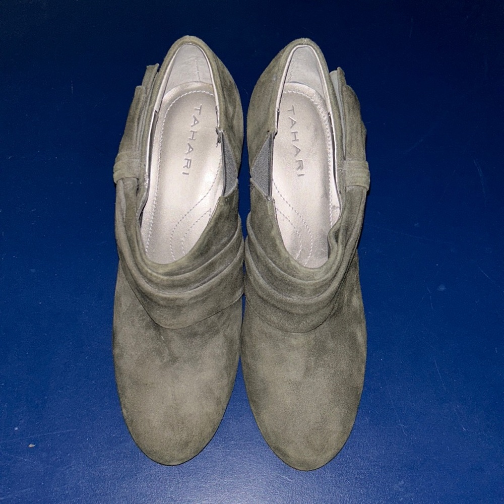 TAHARI 2000s heels